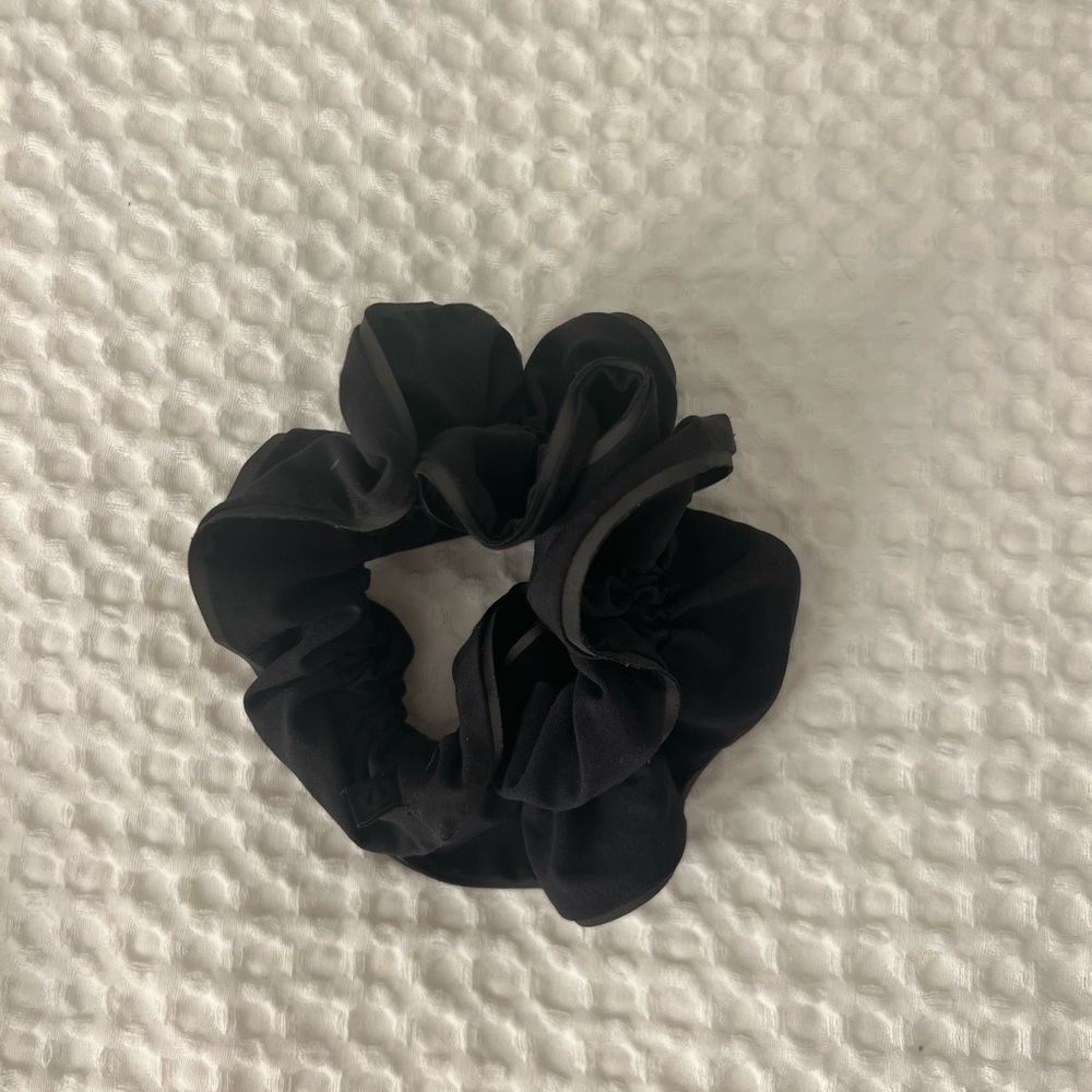 Lululemon light locks scrunchie
